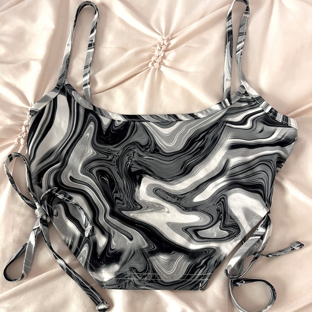 Black and white Illusion design top